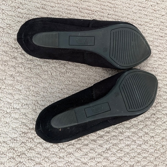 Woman’s Fioni size 6.5 Black Velvet Flat Dress Shoes LN - Picture 4 of 5